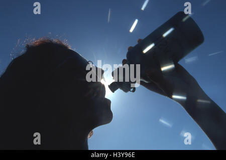 Silhouette, sportive, borraccia, pagina ritratto, indietro luce donna, sete, bottiglia, bere bevande analcoliche, bevande, anti-alcolica, alcol-free, come dissetante, ristoro, bere, svuotare di bere, vista laterale Foto Stock
