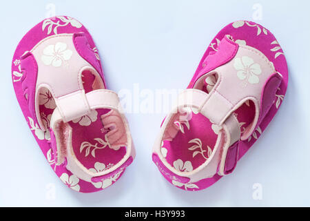 Pink surf baby sandali scarpe scarpe isolate su sfondo bianco Foto Stock