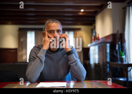 Il Presidente degli Stati Uniti Barack Obama parla al telefono dalla sua casa a Chicago con FEMA Amministratore Craig Fugate a ricevere un aggiornamento sull uragano Matteo Ottobre 8, 2016 a Chicago, Illinois. Foto Stock