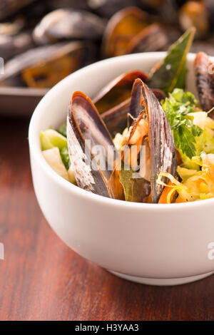 Arrosto di vongole con asian coleslaw. Piatto di frutti di mare servita. Rustico crostacei gourmet cena. Foto Stock