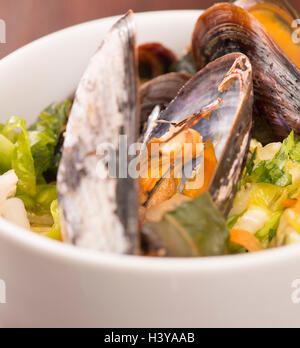 Arrosto di vongole con asian coleslaw. Piatto di frutti di mare servita. Rustico crostacei gourmet cena. Foto Stock