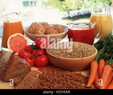 , Ancora in vita, prodotti integrali, pane, roll, tagliatelle, centro di punzoni, succhi di frutta e verdure, cibi integrali, nutrizione, sano e integrale, ricca di crusca, crusca, pane integrale, pasta integrale, pane integrale panini, pieno valore nutrizione Foto Stock