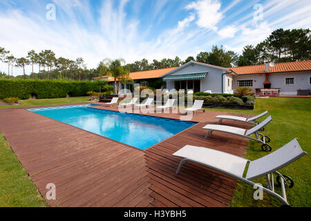 Grande casa con piscina all'aperto Foto Stock