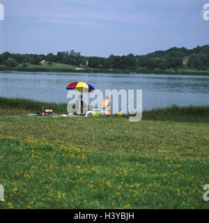 Ungheria, Balaton, Tihany, Lakeside, pescatore, vista posteriore, lago di disco, un luogo popolare per le gite, lago, Riva, pescatore, pesce, tempo libero e attività per il tempo libero, vista al di fuori, estate Foto Stock