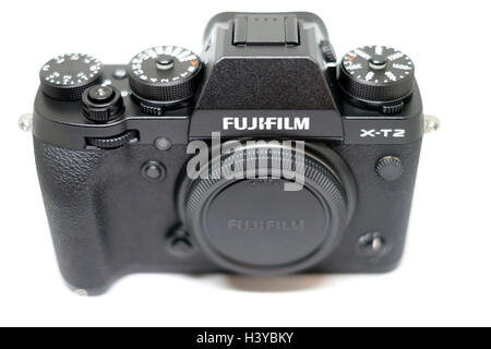 La fotocamera mirrorless digitale Fujifilm X-T2 è isolata su sfondo bianco Foto Stock