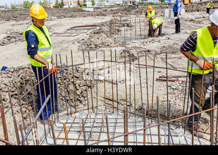 Di Zrenjanin, Vojvodina, Serbia - Giugno 14, 2015: i lavoratori sono la legatura rebar per effettuare un nuovo basamento costruito il telaio. Il legame concret Foto Stock