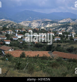 La Bulgaria, Melnik, vista città, piramidi di arenaria, Sudest Europa, regione di Sofia, Piringebirge, città, case, visualizzare lo scenario, roccia arenaria, natura, montagne, esterno Foto Stock