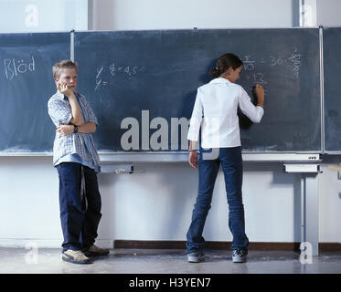 Aule, bacheca, boy, ragazza, assegnazioni di aritmetica, aule, scuola di colleghi, scolari, studentesse, Bill, conteggio, livello di istruzione, la capacità di apprendimento, differenza, passate, punti deboli, amidi, matematica Foto Stock