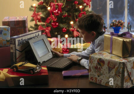 Regali di natale, boy, laptop, di Natale per il Natale di distribuzione presenta, la vigilia di Natale regalo di Natale, presenta, computer notebook, Homecomputer a, bambino, play, dati, immettere, tastiera Foto Stock