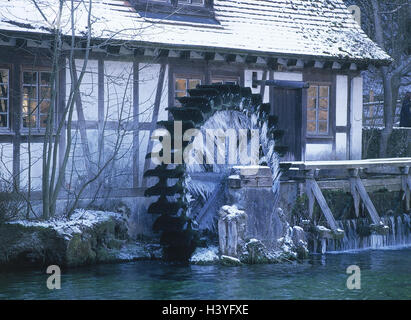 Germania, Svevo incubo, Blaubeuren, 'blu pot', edificio, waterwheel, inverno, Europa Baden-Wurttemberg, lago, acque, fonte, duplice fonte vanga, house, mulino ad acqua, Mühlrad, Gela, ghiaccioli, freddo, stagione, luogo di interesse, Super Bar Svevo Foto Stock
