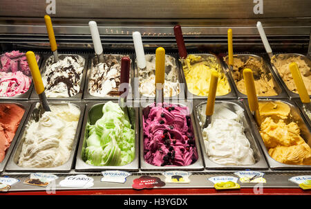 Gelato, gelato italiano, in vendita in molti sapori Foto Stock