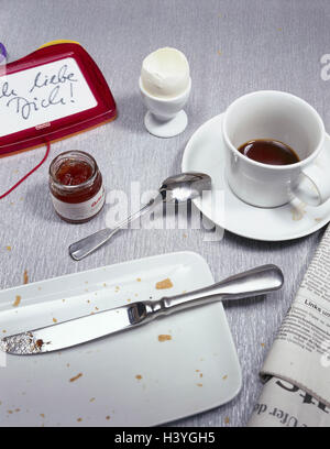 Tavolo per la colazione, coperchio, utilizza la scrittura bacheca, messaggio, io ti ama! Nome commerciale ritoccare! Tabella, piatti, piastra, strumenti, coltello, un cucchiaino, bicchiere, tazza di caffè, eggcup, Frühstücksei, marmellata, vasetto di marmellata, diffusione, marmellata, finito, finito, mollica, mollica, giornale quotidiano, Malta bile, nota, messaggio, annuncio, dichiarazione di amore, il mattino, still life, la fotografia del prodotto, Ti4 Foto Stock