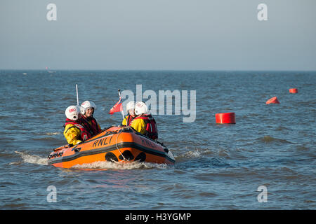 Scialuppa di salvataggio in mare al largo della costa di Cleethorpes, North East Lincolnshire, Regno Unito Foto Stock