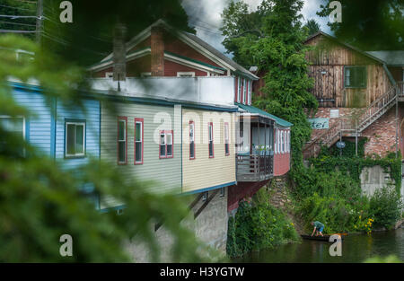 Una barca a remi mette nel fiume Deerfield dalla parte posteriore di State Street nel villaggio di Shelburne Falls, Bucklnad, Massachusetts. Foto Stock