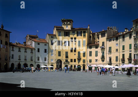 L'Italia, Toscana, Lucca, Piazza dell' Anfiteatro, turisti, street cafe, Europa, Nord Italia, città, townscape, mercato, case residenziali, cafe, spazio, visite turistiche, passante, holiday resort, destinazione, turismo, gastronomia, estate Foto Stock