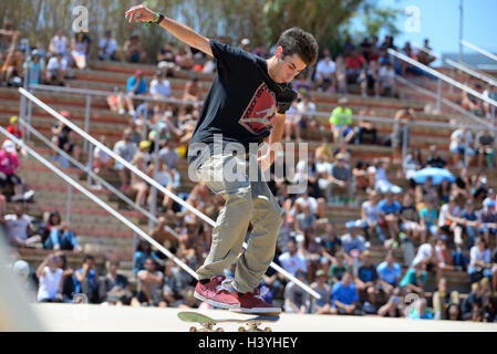 Barcellona - giu 28: uno skater professionista al pattinaggio concorrenza a LKXA Sport Estremi Giochi di Barcellona. Foto Stock