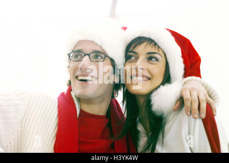 Shopping Centre, giovane, giovani, felice e santa i cappelli, ritratto, yule tide, periodo natalizio, department store, acquisto, shopping, shop, lo shopping di Natale, entusiasmo, allegria, gioia, osservando, insieme, abbraccio, affetto, felice, bicchieri, portatori di occhiali, tappi Foto Stock