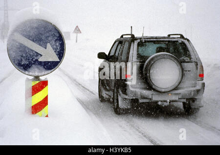 Gli inverni, traffico, coperta di neve road, cross-country veicolo, vista posteriore, segno di traffico, "di destra andare', invernale relazioni di strada, traffico invernale, nevicata, male la vista, street, Federal Highway, cartello stradale, traffico di veicoli a motore, auto, auto passeggeri Foto Stock