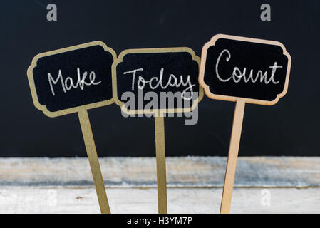 Messaggio motivazionale fare contare oggi scritto con un gessetto su legno mini etichette di Blackboard Foto Stock