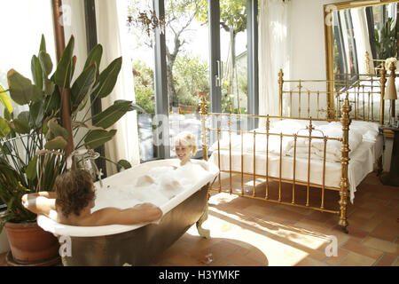 Spazio soggiorno bagno, letto, giovane, buon bagno, 20-30 anni, partenariato, rispetto, amore, cade nell'amore, il romanticismo, la bolla bagno, dispongono di una vasca da bagno, cura, cura personale, insieme, godetevi, ricreazione, riposo, camera da letto, piatta, individualmente, setup, home decor, disposizione interiore, interno, stravaganti, letto in ottone, insolitamente, insolitamente, lifestyle, impianto indoor, armonia, lo stile di vita di lusso, all'interno, live, estremamente Foto Stock