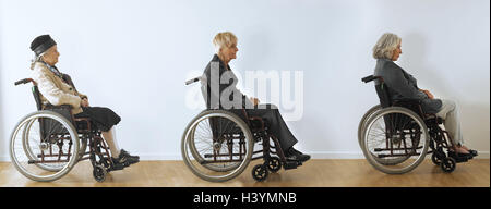 Seniors, siede, carrozzine, consecutivamente, vista laterale donne, vecchi, età, sedia a rotelle chauffeuses, impedimento, gehbehindert, ostacola, supporto-bisognoso, Gehbehinderung, disabilità, aids, paralizzato la locomozione, mobilità, indipendenza, autonomia, simbolo, concetto, fa Foto Stock
