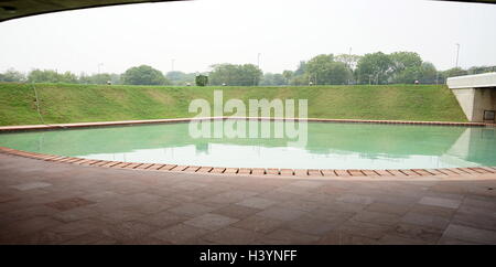 Vista di stagni sotto il portico del tempio di loto, un bahaisti casa di culto a New Delhi, progettato da Fariborz Sahba (1948-) un Iranian-American bahaisti architetto. In data Foto Stock