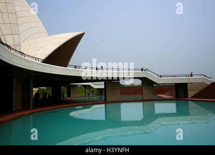 Vista di stagni sotto il portico del tempio di loto, un bahaisti casa di culto a New Delhi, progettato da Fariborz Sahba (1948-) un Iranian-American bahaisti architetto. In data Foto Stock