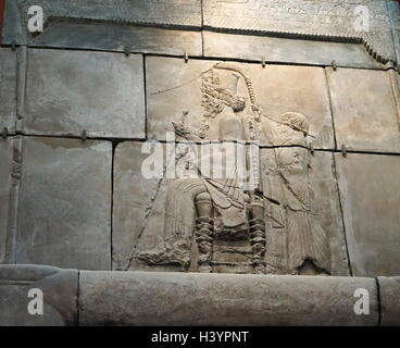 Cast di porta palazzo da Persepolis, Iran, circa 470-450 A.C. Raffigura un antico sovrano persiano (probabilmente Xerxes) seduti su un trono, con scettro e fiore di loto. Un operatore, sorge accanto al re che è coperto da un baldacchino. Foto Stock