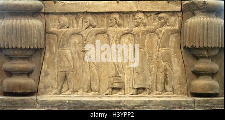 Cast di porta palazzo da Persepolis, Iran, circa 470-450 A.C. Mostra Persiano antico servi o gli operatori. Foto Stock