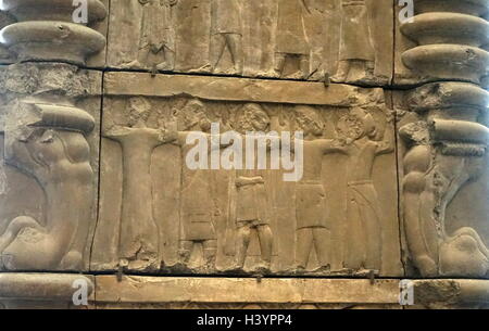 Cast di porta palazzo da Persepolis, Iran, circa 470-450 A.C. Mostra Persiano antico servi o gli operatori. Foto Stock