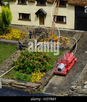 Motori Fire in corrispondenza di un fuoco, rappresentato nel modello di villaggio a Bekonscot in Beaconsfield, Buckinghamshire, Inghilterra, è il più antico modello originale villaggio nel mondo. Esso raffigura gli aspetti di Inghilterra in gran parte risalente agli anni trenta del novecento. Foto Stock