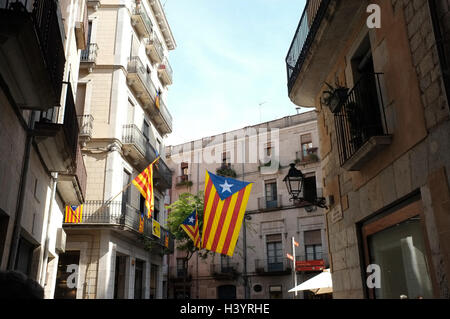 La Catalogna indipendenza bandiere la estelada bandera a vista su balconi e per le strade di girona / gerona, Catalogna SPAGNA Foto Stock