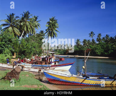 Sri Lanka, Dodanduwa, stivali, pescatori, isola di stato, Asia del Sud, Ceylon, in fase di atterraggio, barche da pesca la pesca dei pescherecci da traino, la gente del posto e gli uomini Foto Stock