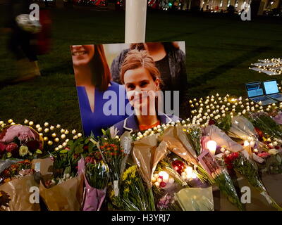 Veglia spontanea per Helen Joanne "Jo" Cox, (1974 - 16 giugno 2016). Cox era un partito laburista britannico politico. Lei era il membro del Parlamento (MP) dal maggio 2015 al suo assassinio nel giugno 2016 Foto Stock