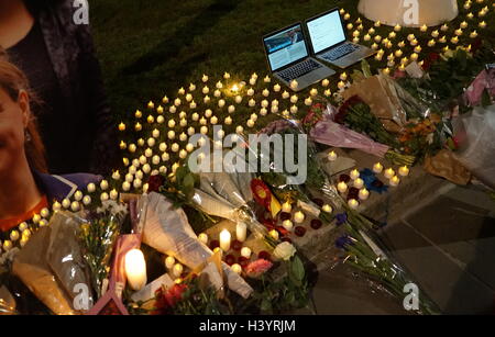 Veglia spontanea per Helen Joanne "Jo" Cox, (1974 - 16 giugno 2016). Cox era un partito laburista britannico politico. Lei era il membro del Parlamento (MP) dal maggio 2015 al suo assassinio nel giugno 2016 Foto Stock