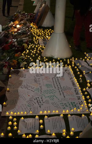 Veglia spontanea per Helen Joanne "Jo" Cox, (1974 - 16 giugno 2016). Cox era un partito laburista britannico politico. Lei era il membro del Parlamento (MP) dal maggio 2015 al suo assassinio nel giugno 2016 Foto Stock