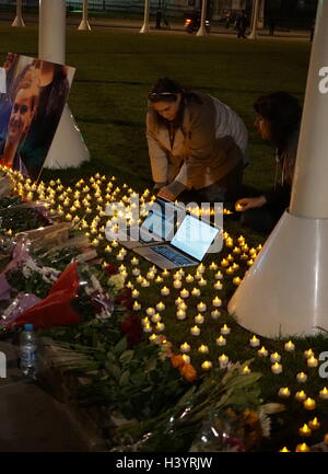 Veglia spontanea per Helen Joanne "Jo" Cox, (1974 - 16 giugno 2016). Cox era un partito laburista britannico politico. Lei era il membro del Parlamento (MP) dal maggio 2015 al suo assassinio nel giugno 2016 Foto Stock