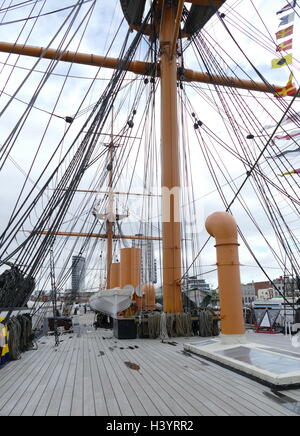 Vista del sistema HMS Warrior, un 40-pistola a vapore fregata corazzata costruita per la Royal Navy nel 1859-61. Lei era il nome nave del guerriero-class ironclads. Recante la data del XXI secolo Foto Stock