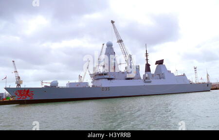 HMS Dragon un tipo 45 cacciatorpediniere, noto anche come il D o classe di audaci, è una classe avanzata di sei missili guidati cacciatorpediniere costruito per il Regno Unito la Royal Navy. La classe è progettata principalmente per l'anti-aerei e anti-missile warfare ed è costruita attorno al PAAMS (Mare Viper) aria-sistema di difesa Foto Stock