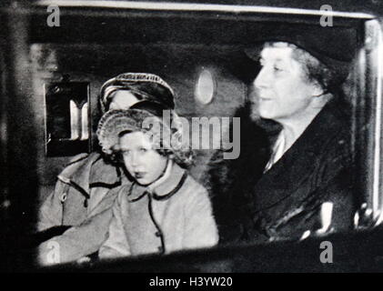 Fotografia della Regina Elisabetta II (1926 -) e la principessa Margaret (1930-2002). In data xx secolo Foto Stock