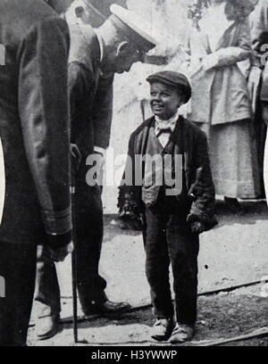 Fotografia di Re Giorgio V (1865-1936) incontro con un giovane bambino lavoratore durante la Prima Guerra Mondiale; Foto Stock