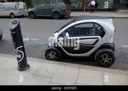 Auto elettrica essendo caricato a una strada punto di carica, REGNO UNITO Foto Stock