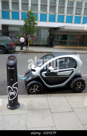 Auto elettrica essendo caricato a una strada punto di carica, REGNO UNITO Foto Stock