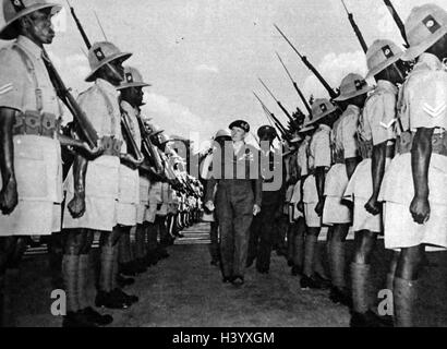 Fotografia del maresciallo di campo Bernard Montgomery (1887-1976) un alto ufficiale dell'esercito britannico, durante la sua ispezione delle truppe imperiali di Etiopia. In data xx secolo Foto Stock