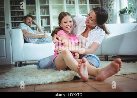 Felice madre e figlia abbracciando Foto Stock