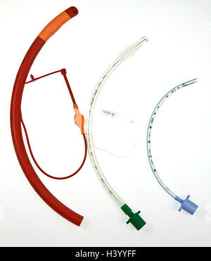Tre tubi endotracheali che sono passati attraverso la laringe nell'windpipe, utilizzando un laryngoscope , durante un anestetico per Foto Stock