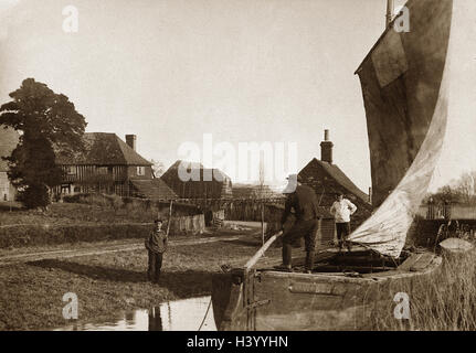 Smallythe Place, Kent, con chiatta su Rother in primo piano, anni '1900 Foto Stock
