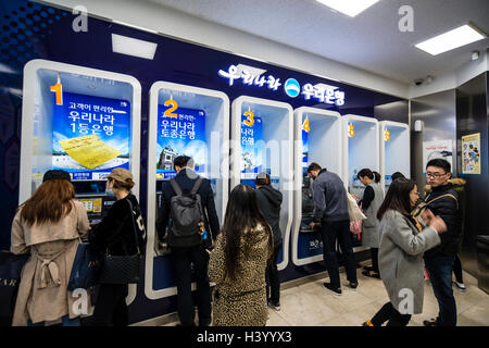 Le macchine ATM della Woori Bank, a Myeongdong, Seoul, Corea Foto Stock