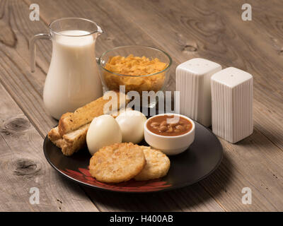 COLAZIONE CONTINENTALE CON UOVA SODE, AVENA E LATTE Foto Stock