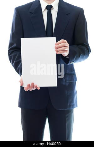 Imprenditore tenendo un pezzo di carta bianco con spazio vuoto per la pubblicità o le informazioni Foto Stock